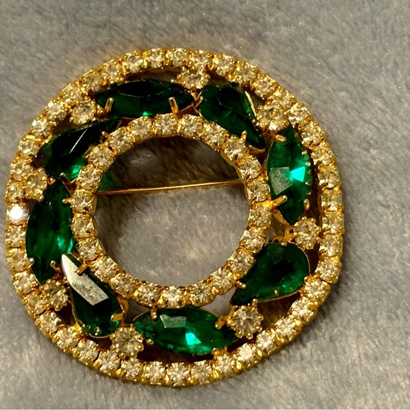 Vintage gold tone circular wreath Brooch with Green/white rhinestones. - Picture 11 of 13